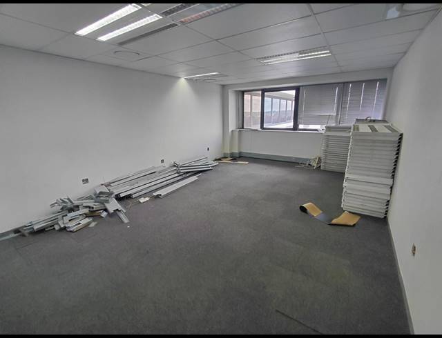 252M² OFFICE TO LET IN HALFWAY HOUSE ESTATES